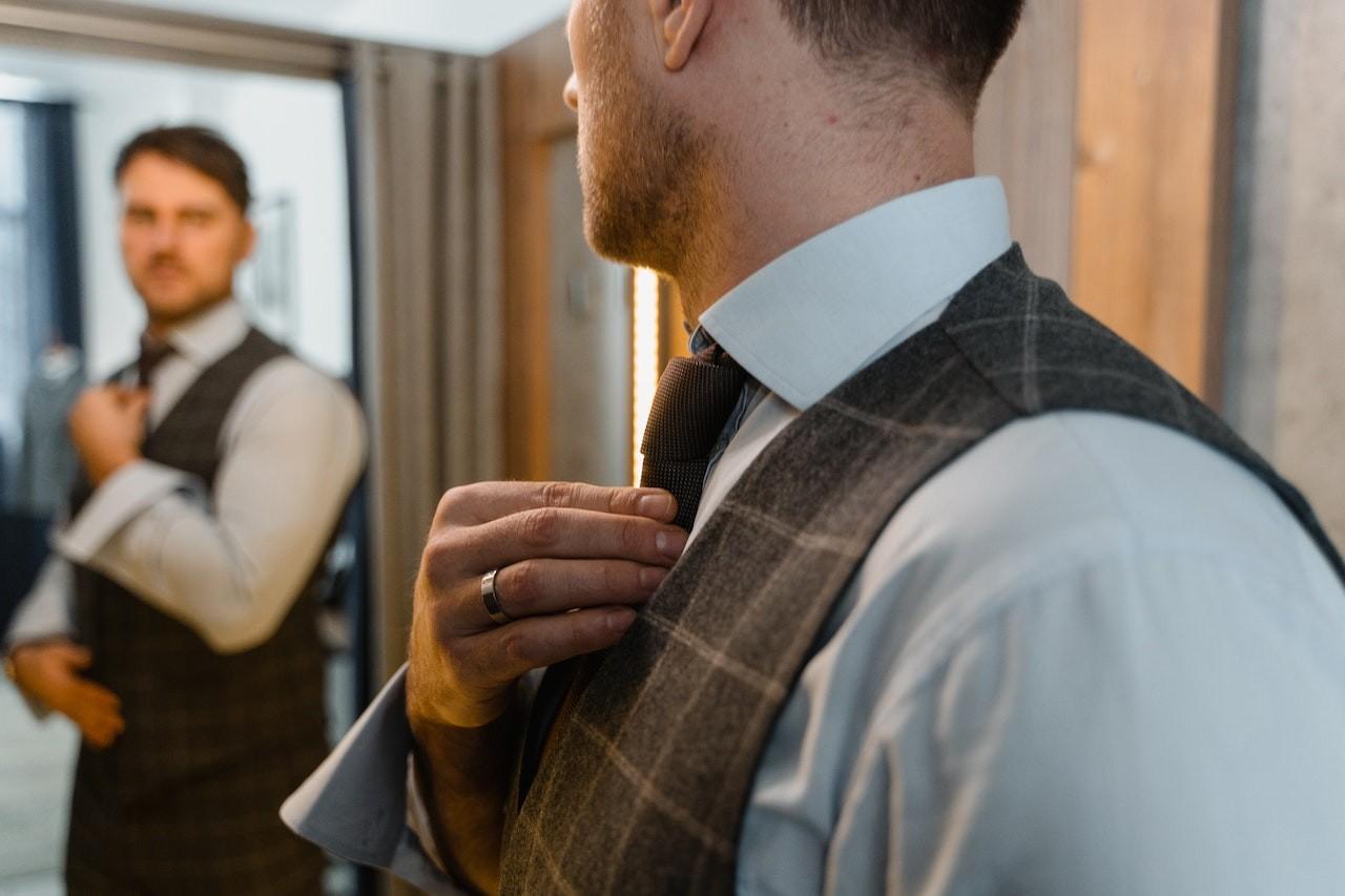 Choosing the Right Wardrobe for Your Headshot: Tips for a Picture-Perfect Impression